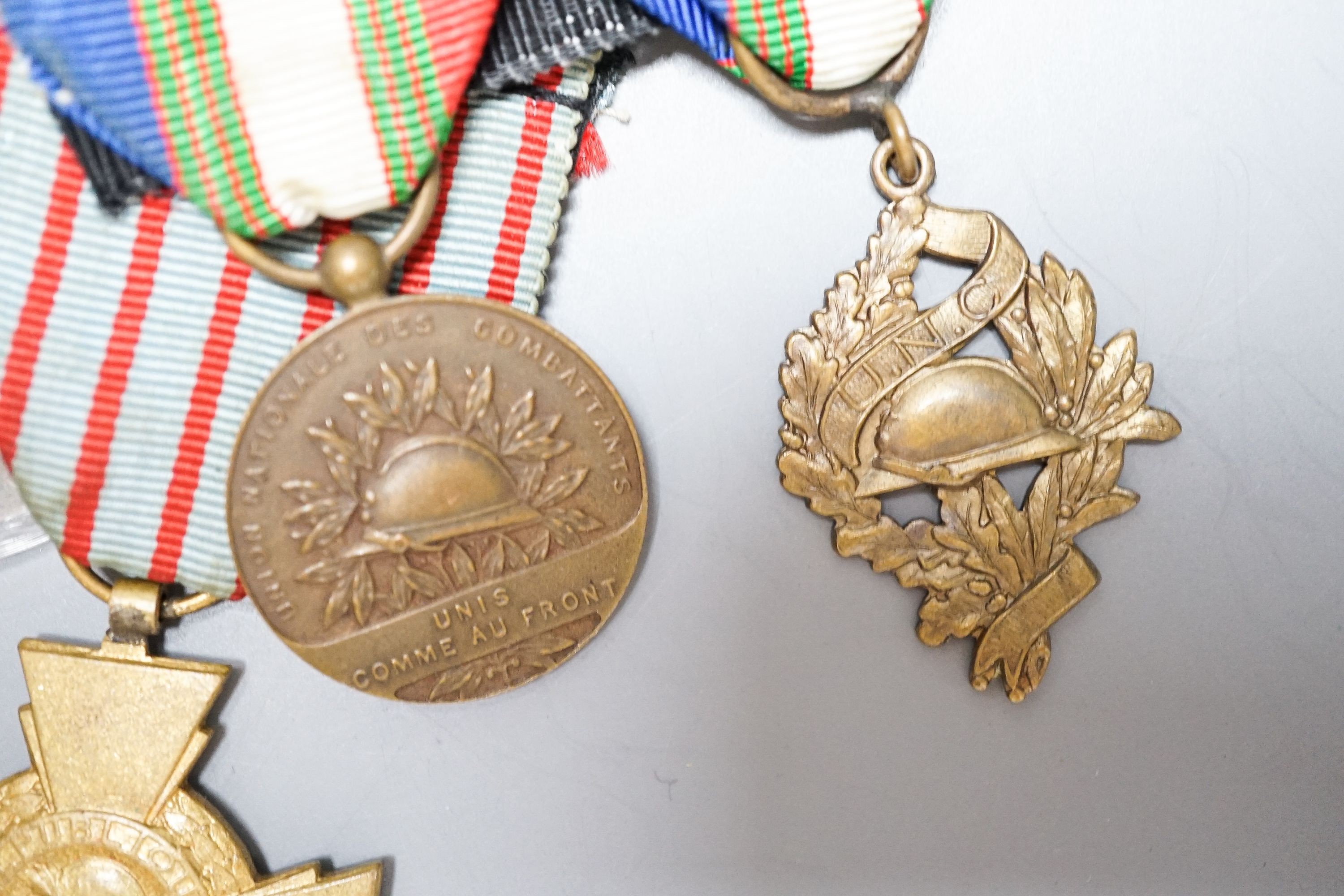 France and Belgium medals and orders - French Medaille Militaire, Croix du Combattant, Services Militaires Volontaires, Algerie commemorative medaille, two miniatures and a Belgian WWI commemorative medaille and Queen to